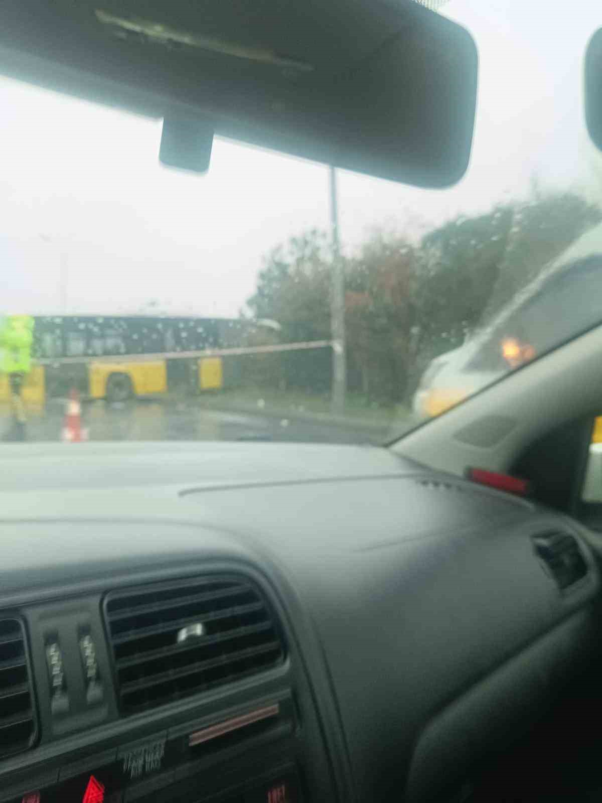 Arnavutköy’de içinde yolcuların bulunduğu İETT otobüsü ormanlık alana uçtu, faciadan dönüldü
