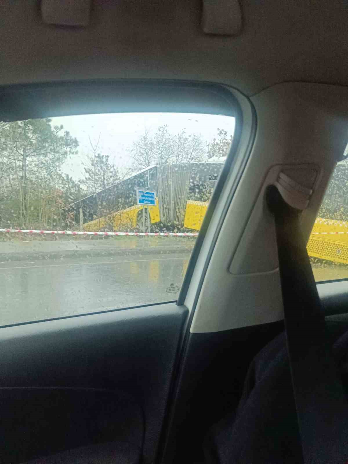 Arnavutköy’de içinde yolcuların bulunduğu İETT otobüsü ormanlık alana uçtu, faciadan dönüldü
