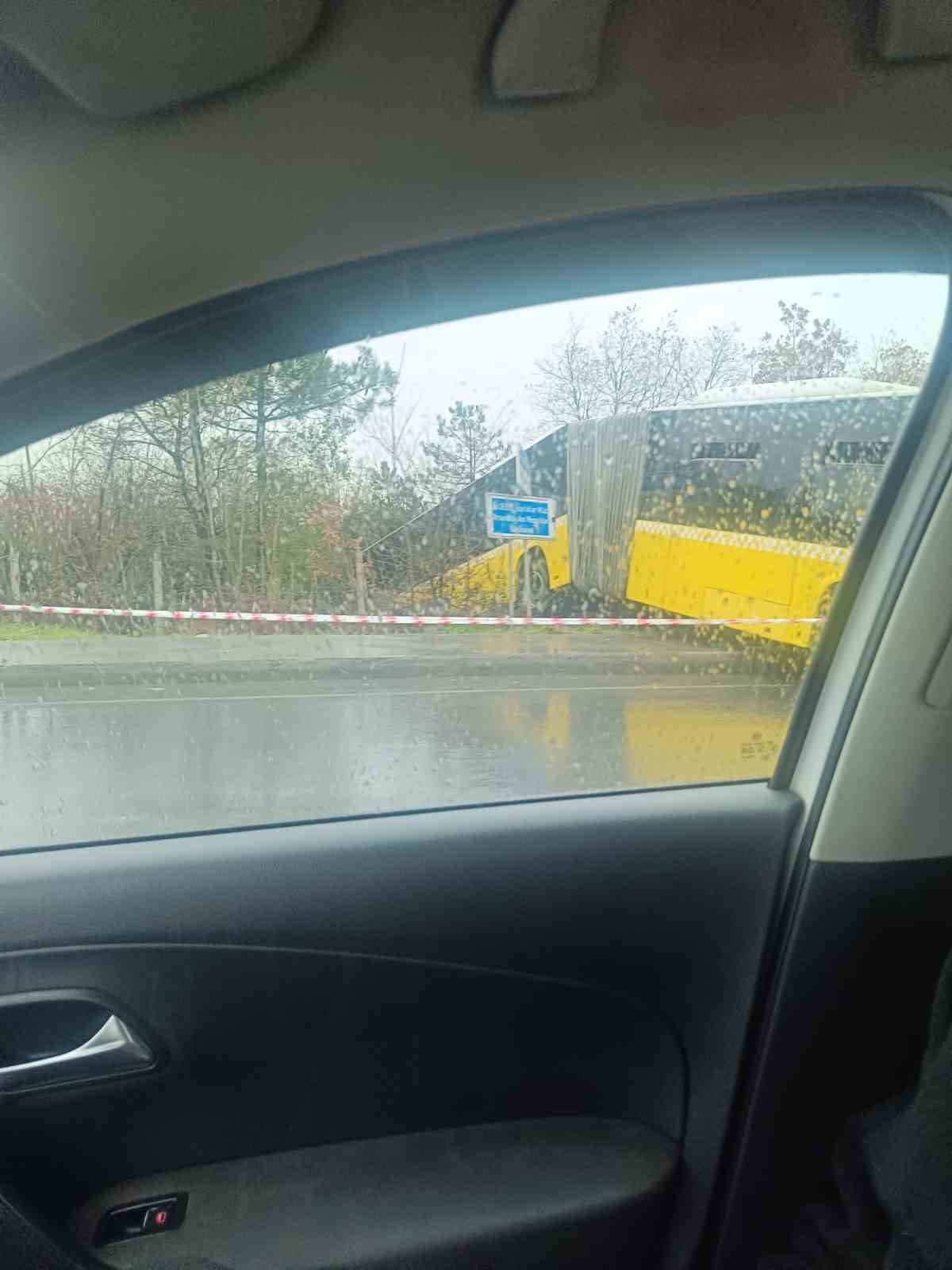 Arnavutköy’de içinde yolcuların bulunduğu İETT otobüsü ormanlık alana uçtu, faciadan dönüldü
