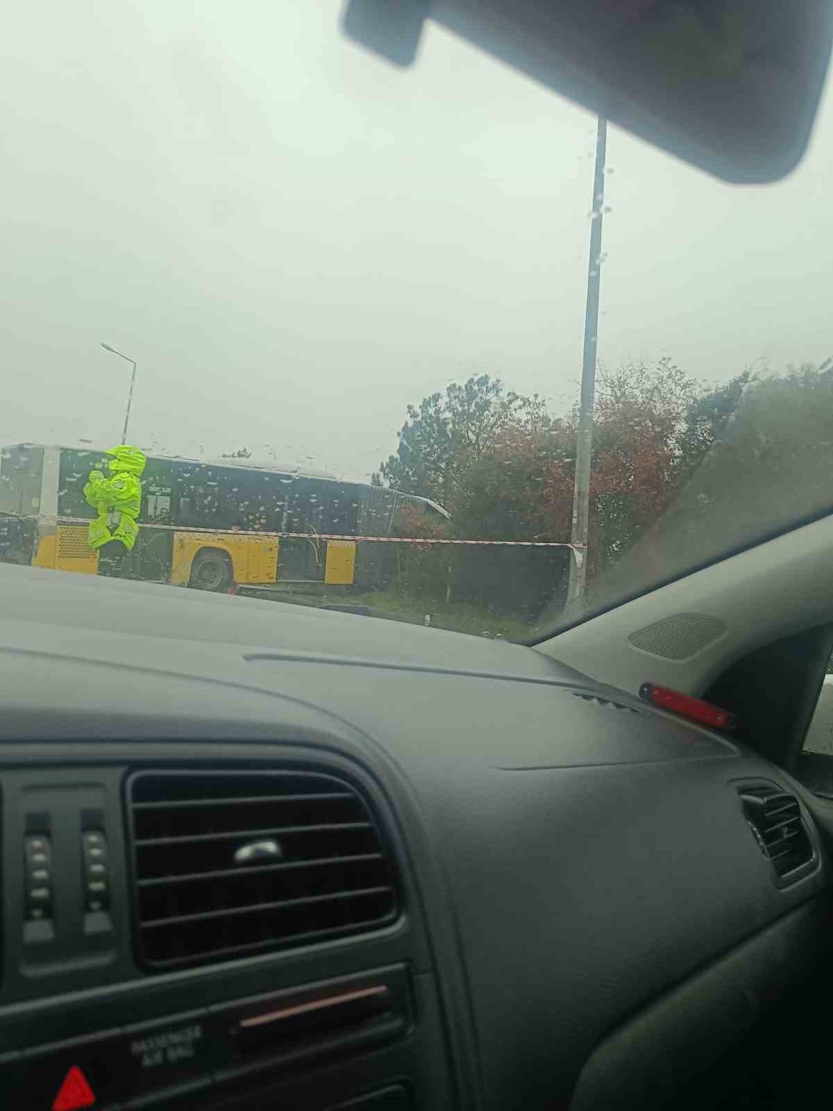 Arnavutköy’de içinde yolcuların bulunduğu İETT otobüsü ormanlık alana uçtu, faciadan dönüldü
