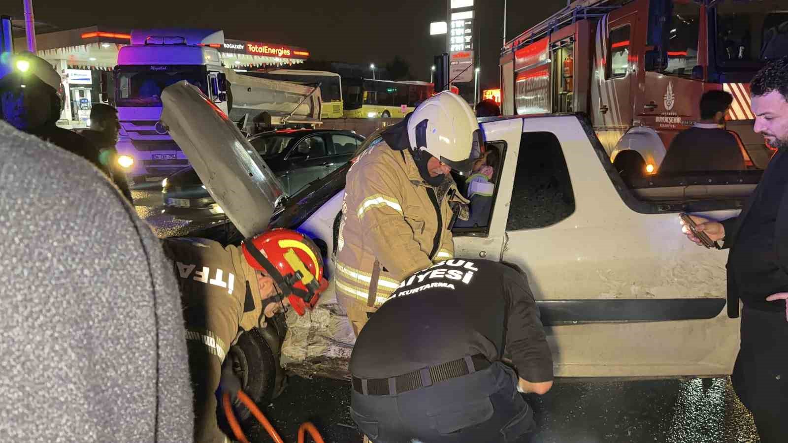 Arnavutköy’de iki araç çarpıştı: Sürücü araçta sıkıştı
