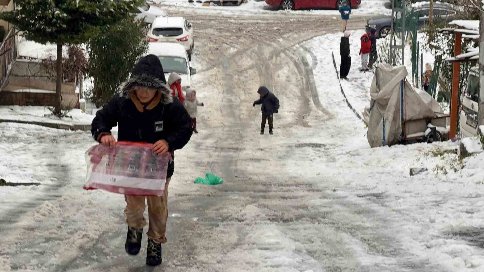 Arnavutköy’de kar yağışıyla kayak pistine dönen sokak dronla görüntülendi
