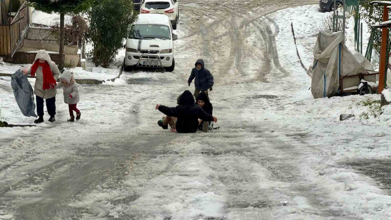 Arnavutköy’de kar yağışıyla kayak pistine dönen sokak dronla görüntülendi
