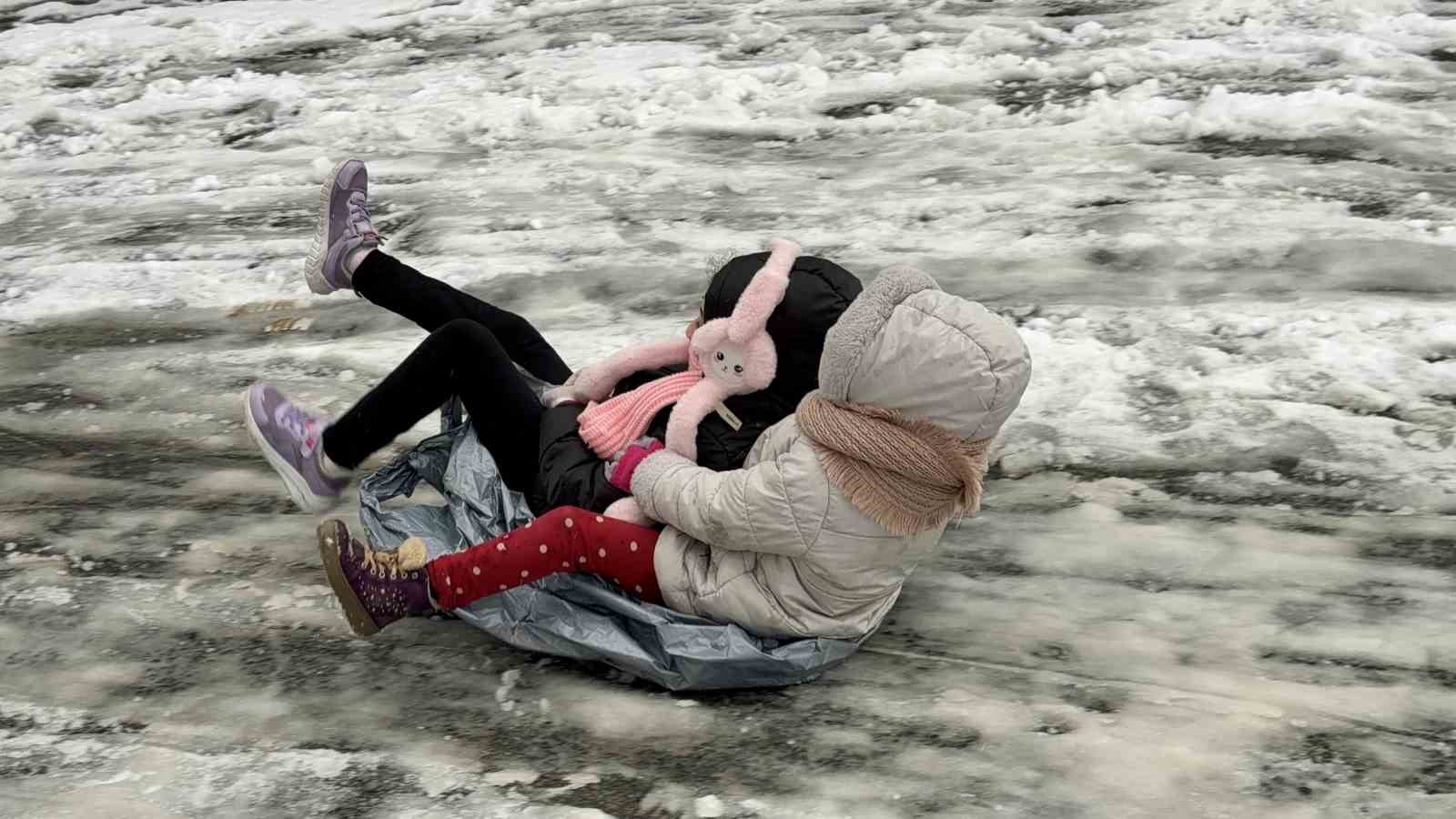 Arnavutköy’de kar yağışıyla kayak pistine dönen sokak dronla görüntülendi
