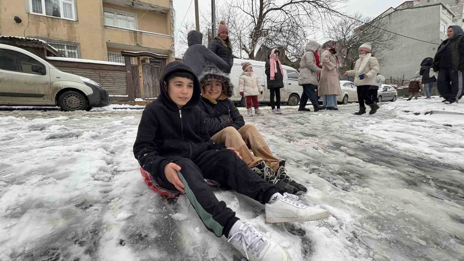 Arnavutköy’de kar yağışıyla kayak pistine dönen sokak dronla görüntülendi
