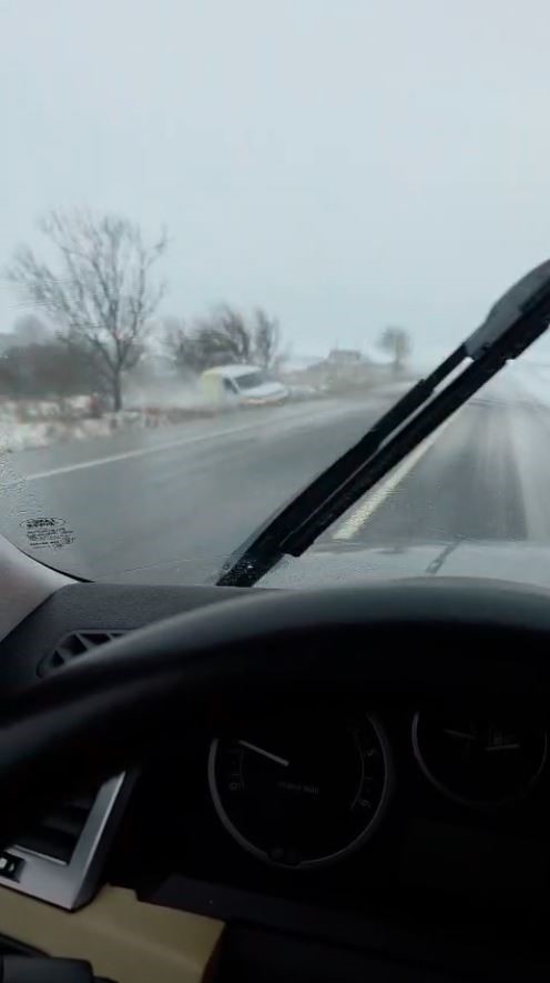 Arnavutköy’de kontrolden çıkan araç çayırlık alana uçtu: Kaza anı kamerada
