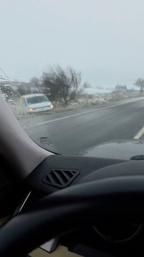 Arnavutköy’de kontrolden çıkan araç çayırlık alana uçtu: Kaza anı kamerada
