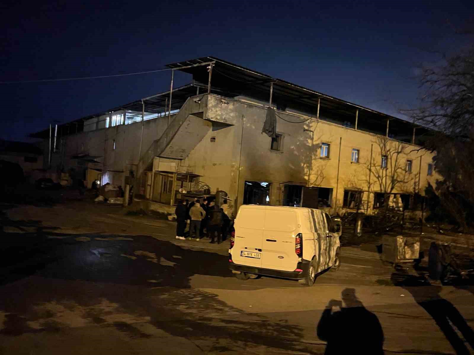 Arnavutköy’de metal fabrikasında sanayi tipi tüp patladı: 1’i ağır 3 işçi yaralandı
