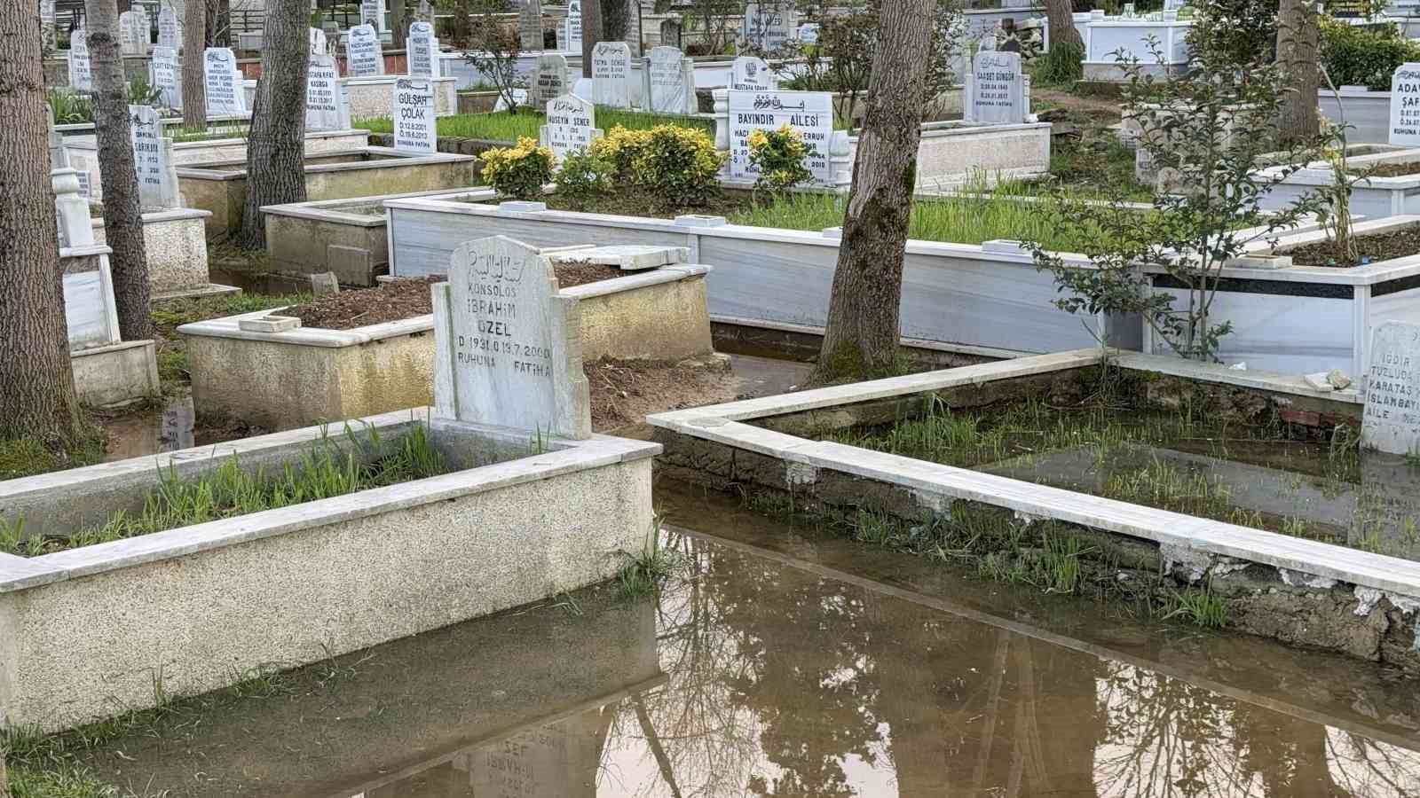 Arnavutköy’de mezarlık sular altında kaldı
