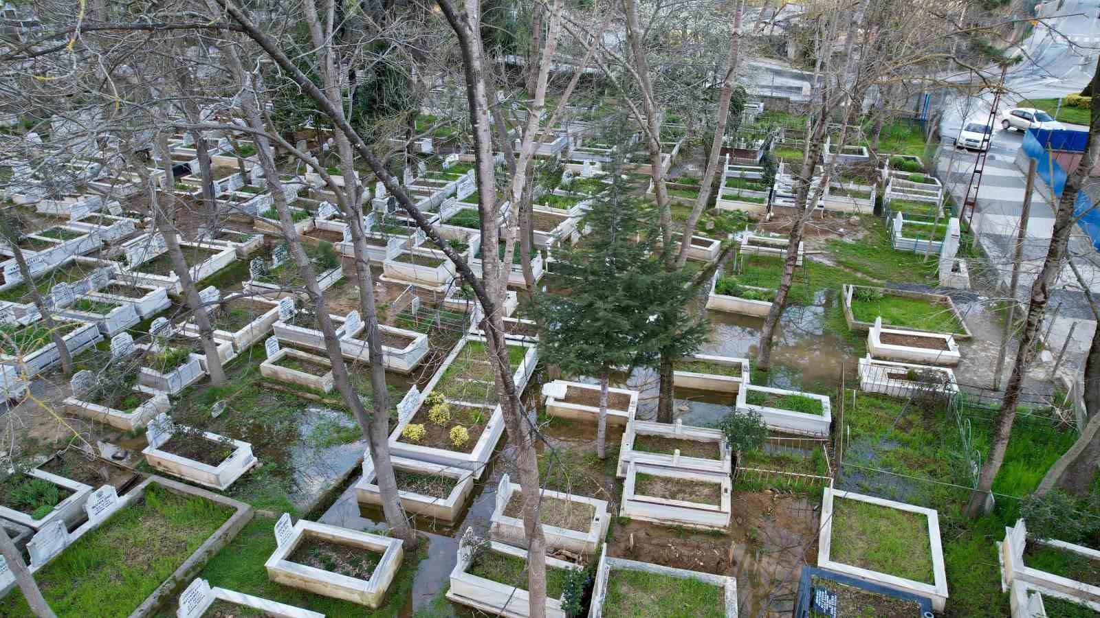 Arnavutköy’de mezarlık sular altında kaldı
