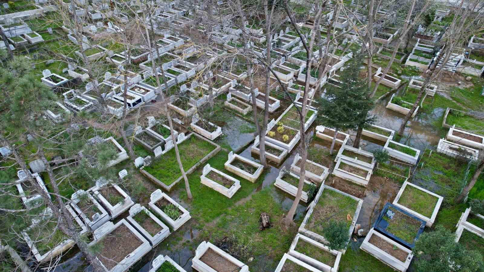 Arnavutköy’de mezarlık sular altında kaldı
