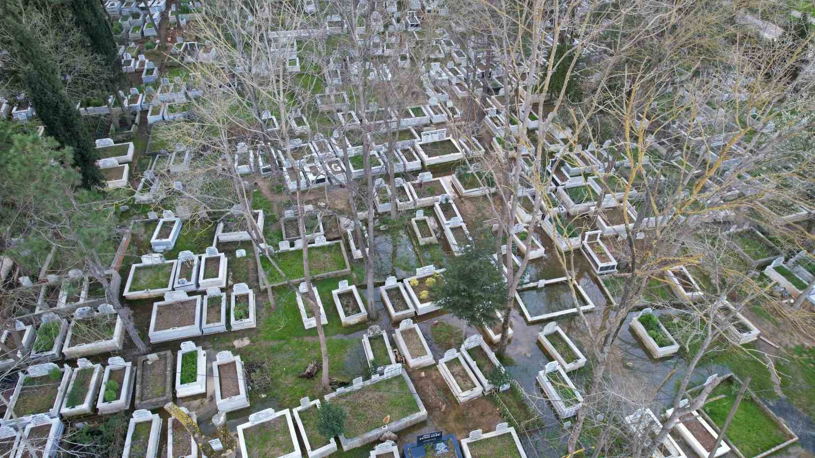 Arnavutköy’de mezarlık sular altında kaldı
