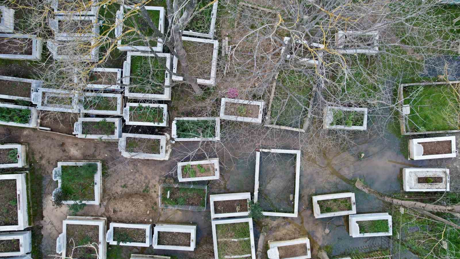 Arnavutköy’de mezarlık sular altında kaldı
