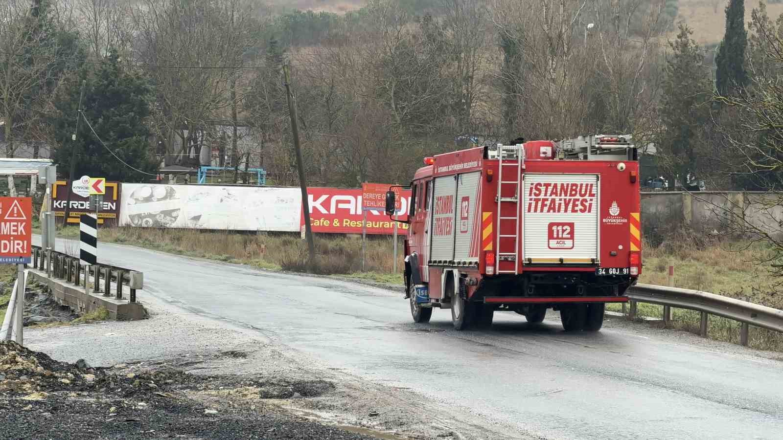 Arnavutköy’de otomobil su kanalına uçtu: Sürücü yaralı
