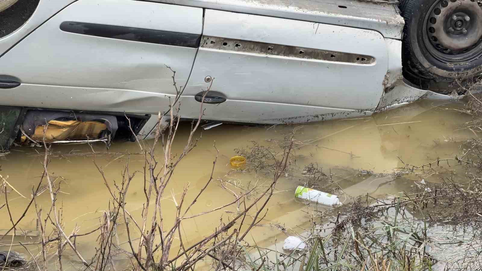 Arnavutköy’de otomobil su kanalına uçtu: Sürücü yaralı
