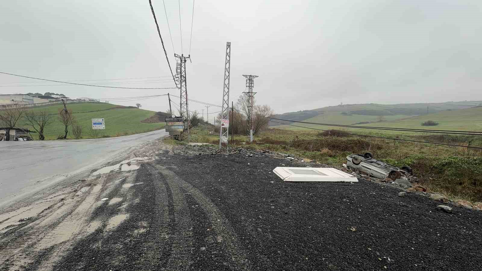 Arnavutköy’de otomobil su kanalına uçtu: Sürücü yaralı
