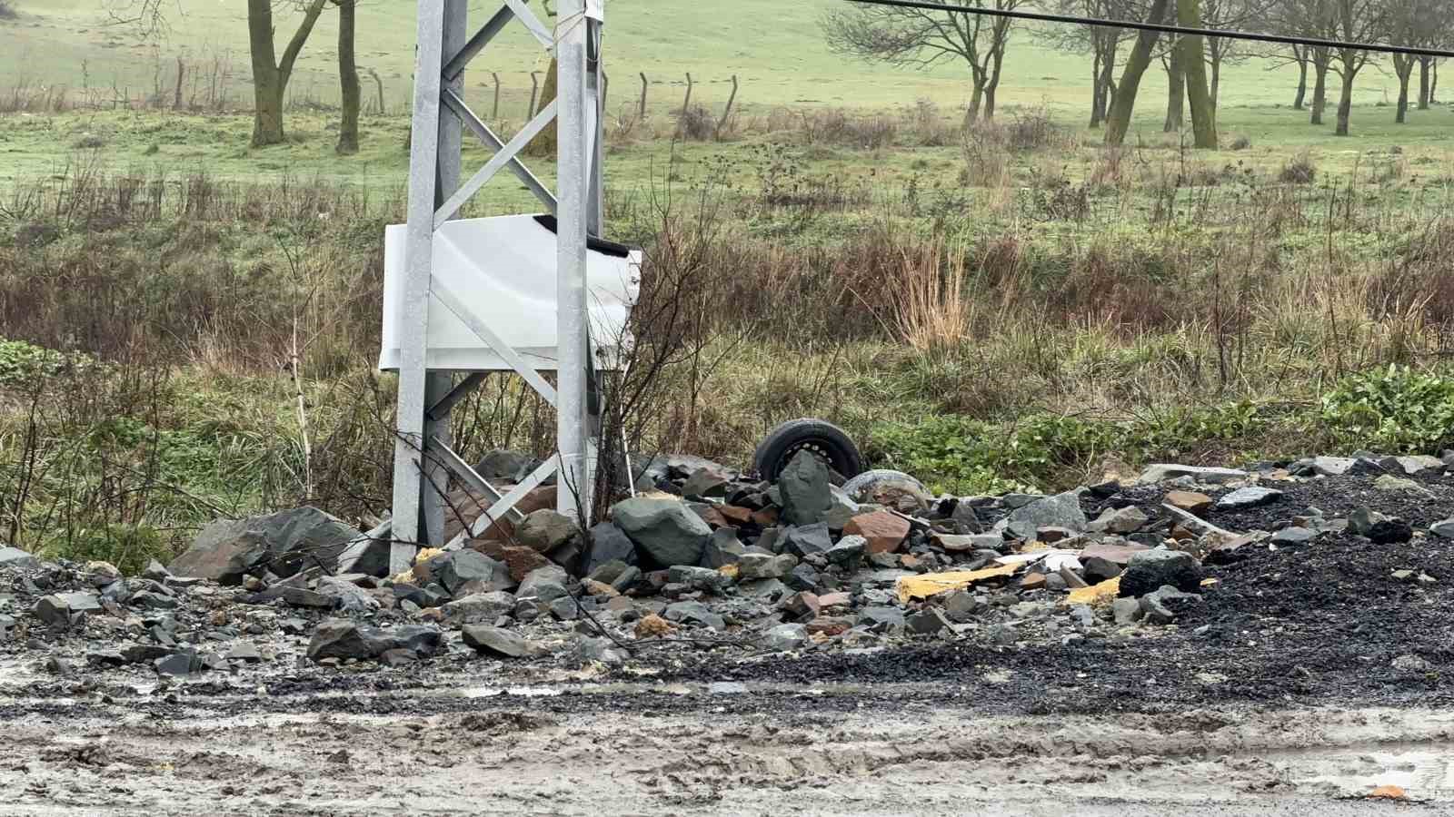 Arnavutköy’de otomobil su kanalına uçtu: Sürücü yaralı
