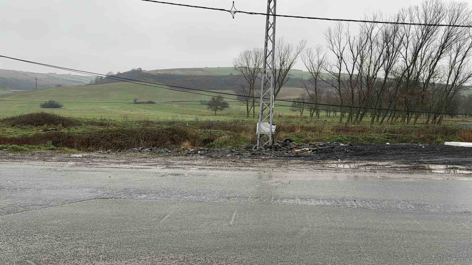 Arnavutköy’de otomobil su kanalına uçtu: Sürücü yaralı
