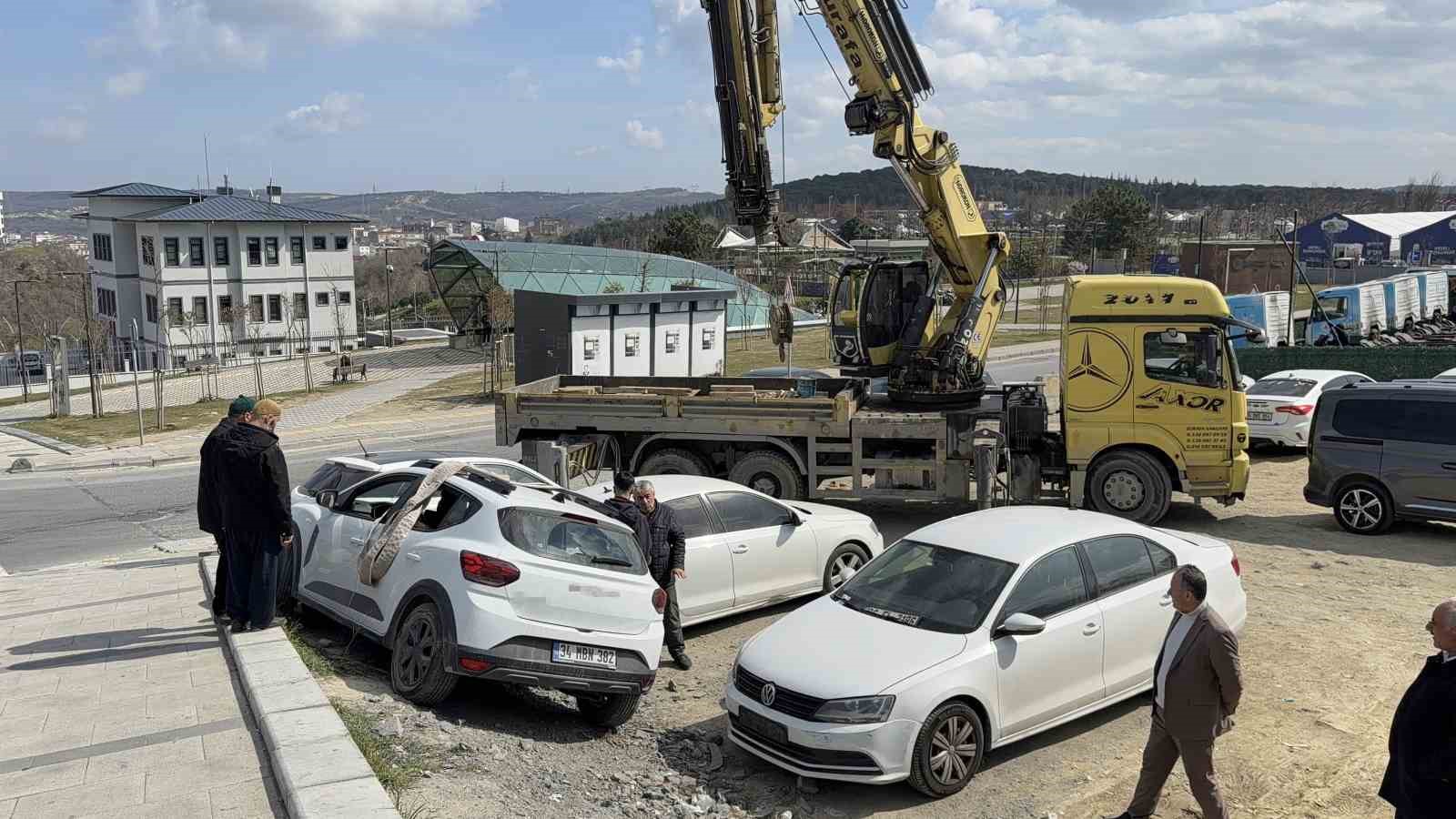 Arnavutköy’de park etmek isterken araçların üzerine çıktı
