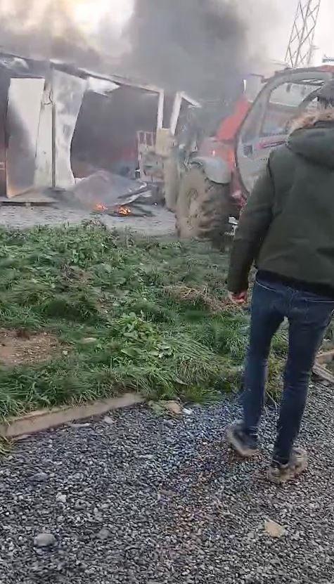 Arnavutköy’de şantiyede yangın paniği: Konteynerler alev alev yandı
