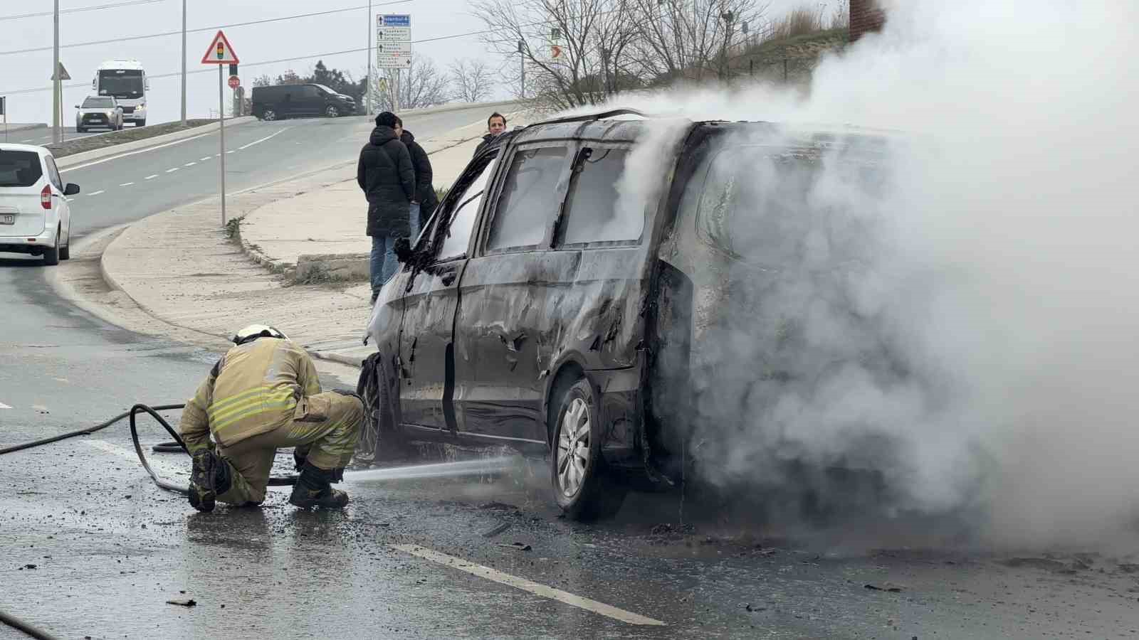 Arnavutköy’de seyir halindeki VIP  taksi  alev alev yandı

