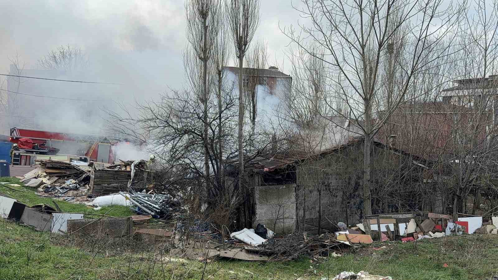 Arnavutköy’de tek yaşayan yaşlı adamın gecekondusunda yangın
