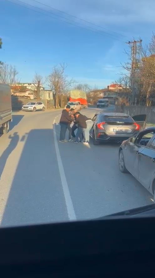Arnavutköy’de trafikte yumruklu kavga kamerada, cadde boks ringine döndü
