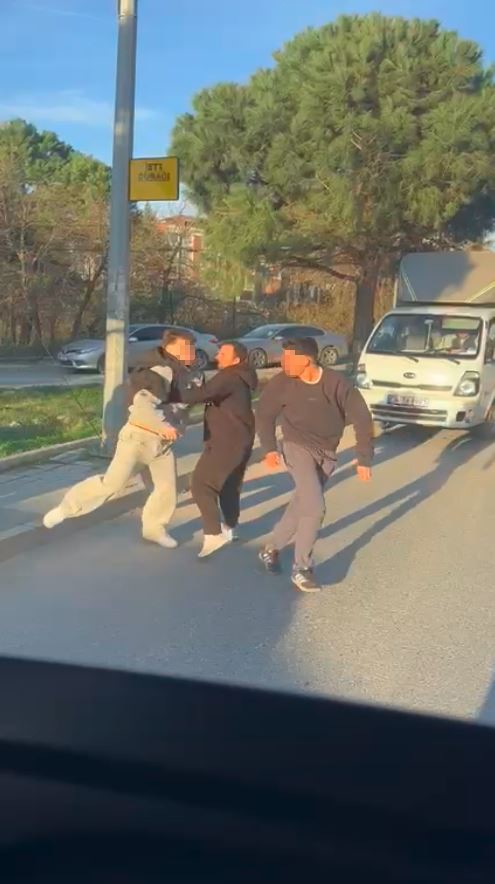 Arnavutköy’de trafikte yumruklu kavga kamerada, cadde boks ringine döndü
