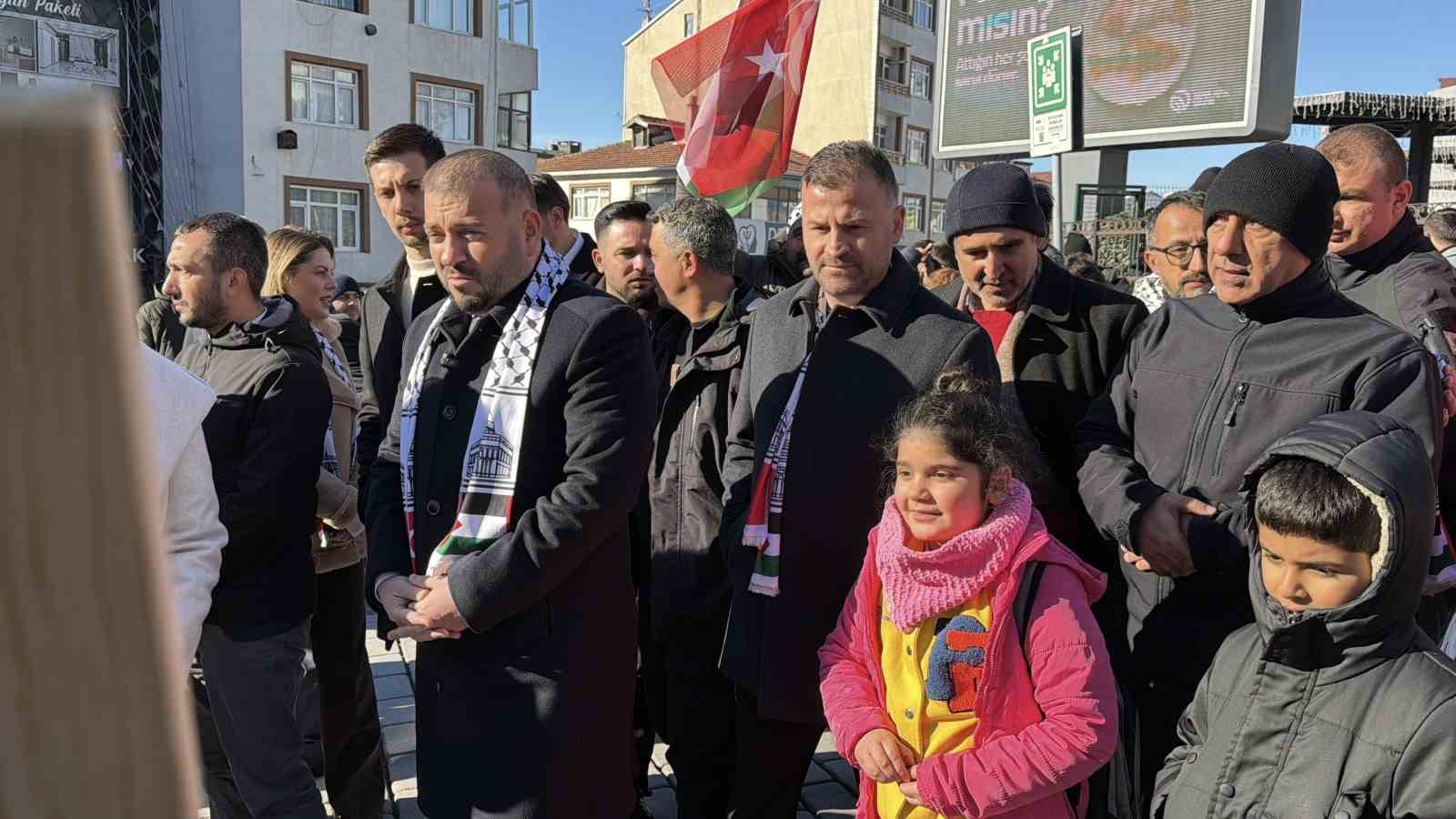 Arnavutköy’den Gazze’ye yardım tırı dualarla uğurlandı
