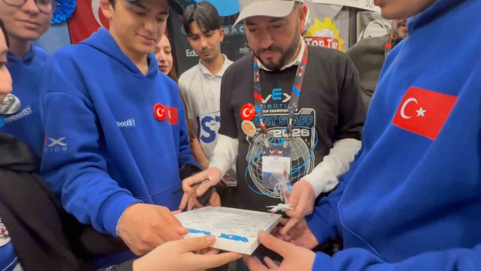 Arnavutköylü gençler ABD’de düzenlenen ‘Dünya Robot Şampiyonası’nda’ ülkemizi temsil etti
