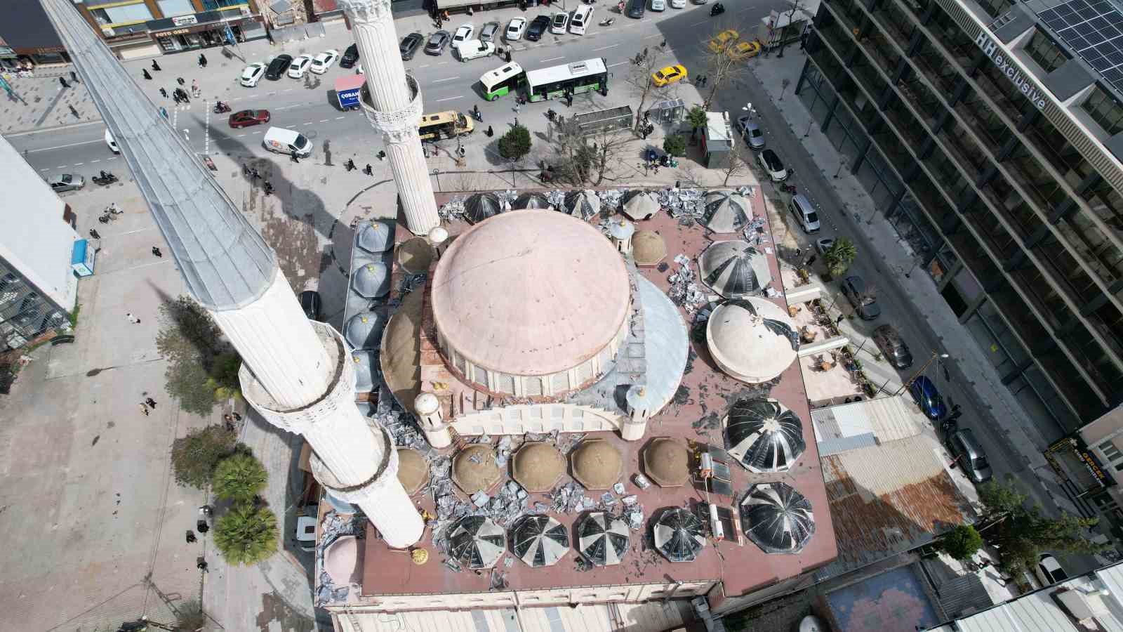 Arnavutköy’ün simgesi 46 yıllık Merkez Camii yıkılıyor
