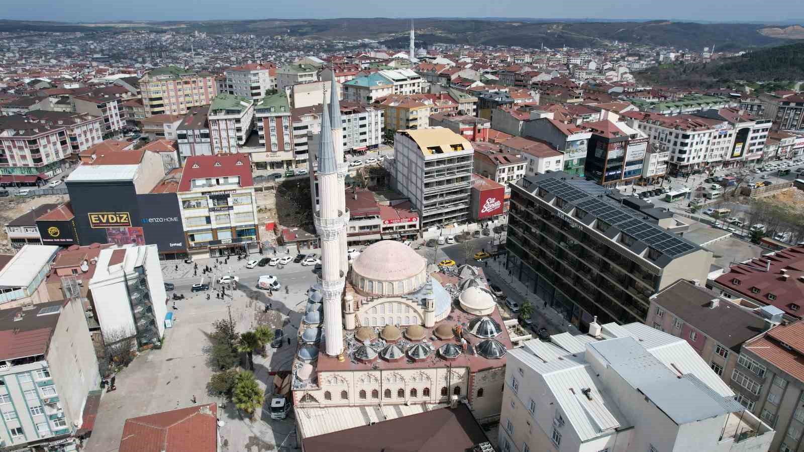 Arnavutköy’ün simgesi 46 yıllık Merkez Camii yıkılıyor
