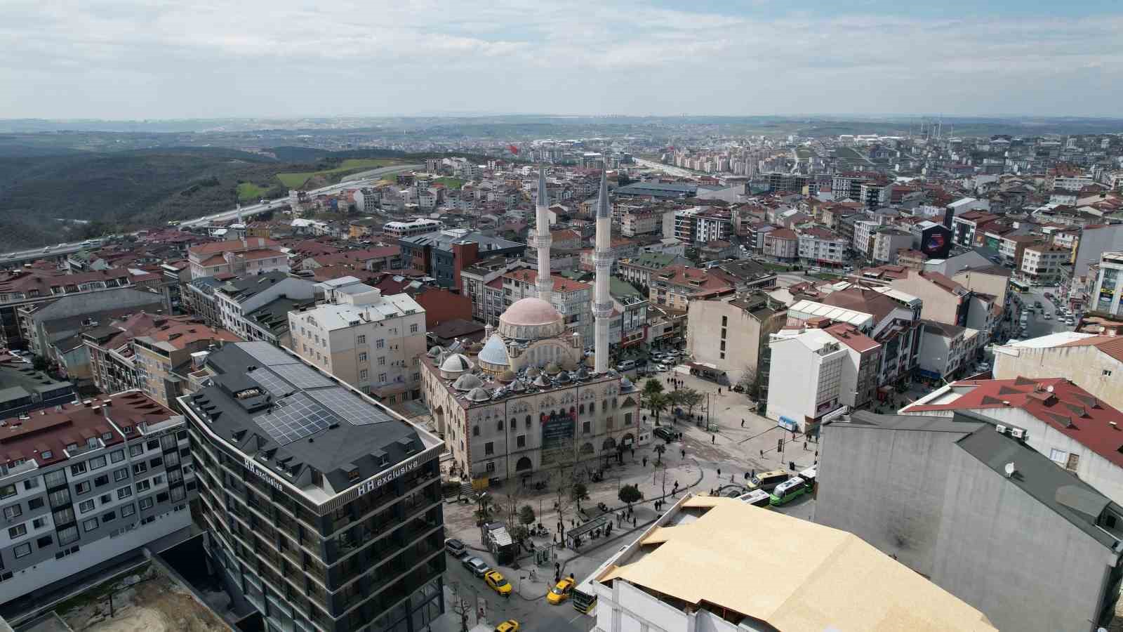 Arnavutköy’ün simgesi 46 yıllık Merkez Camii yıkılıyor

