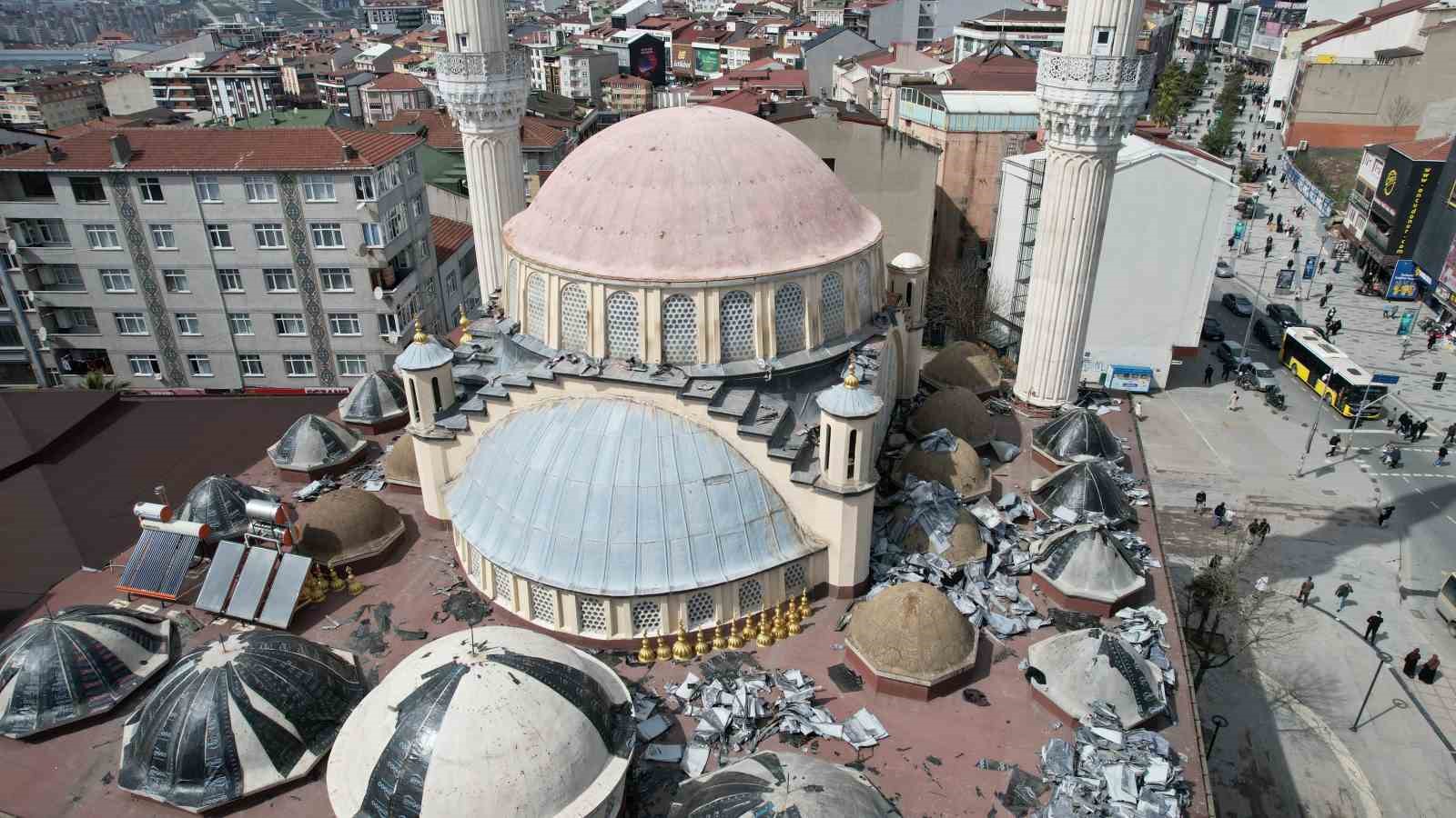 Arnavutköy’ün simgesi 46 yıllık Merkez Camii yıkılıyor
