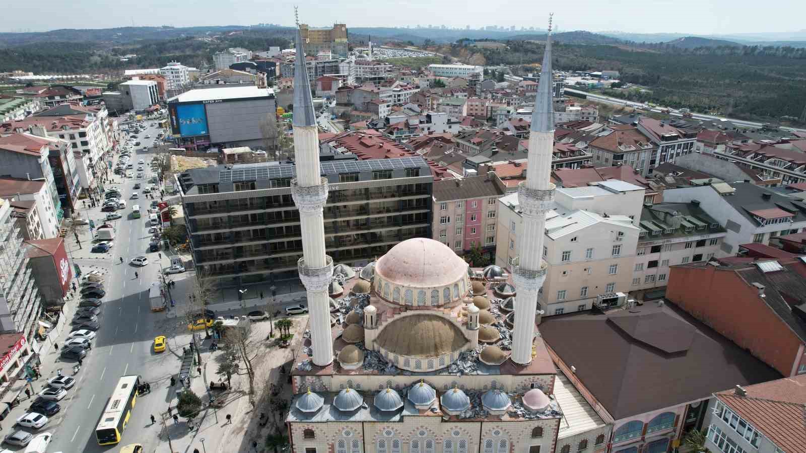 Arnavutköy’ün simgesi 46 yıllık Merkez Camii yıkılıyor
