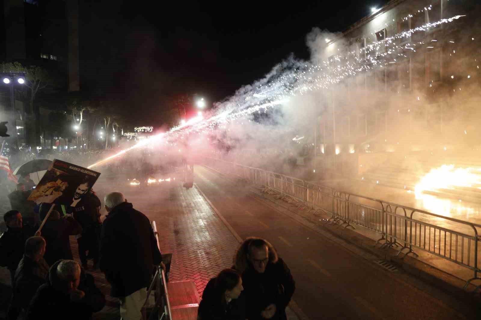 Arnavutluk’ta hükümet karşıtı protestocular ile polis arasında çatışma
