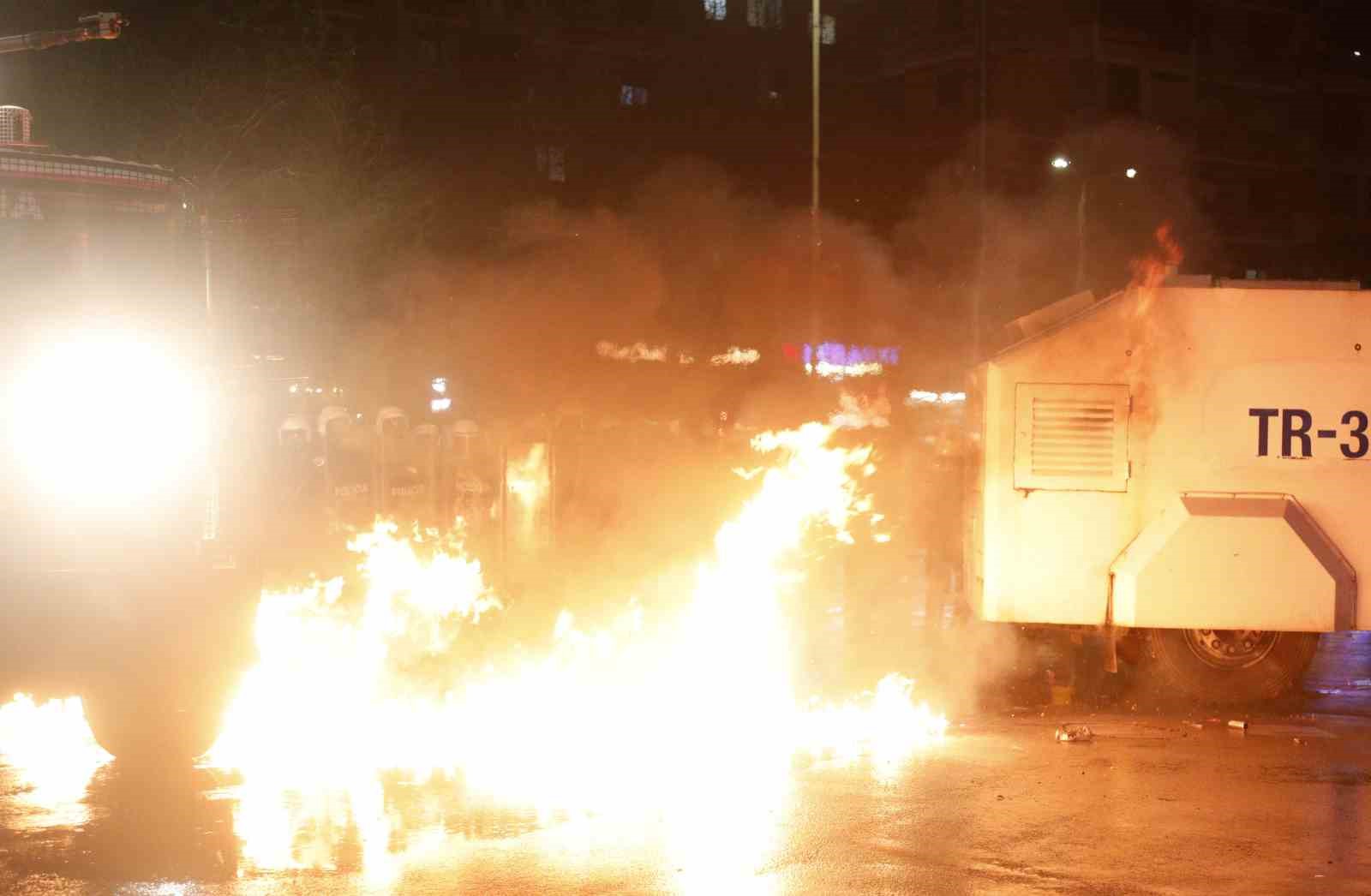 Arnavutluk’ta hükümet karşıtı protestocular ile polis arasında çatışma
