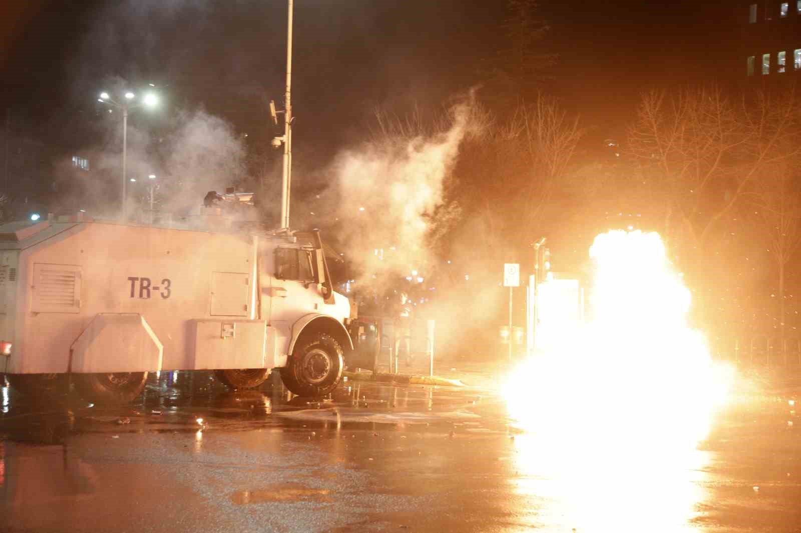 Arnavutluk’ta hükümet karşıtı protestocular ile polis arasında çatışma
