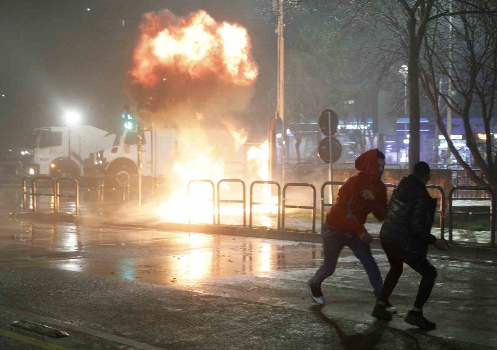 Arnavutluk’ta hükümet karşıtı protestocular ile polis arasında çatışma
