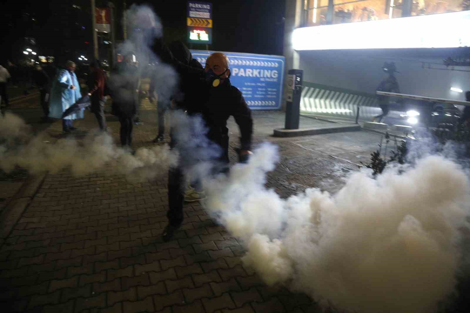 Arnavutluk’ta hükümet karşıtı protestocular ile polis arasında çatışma
