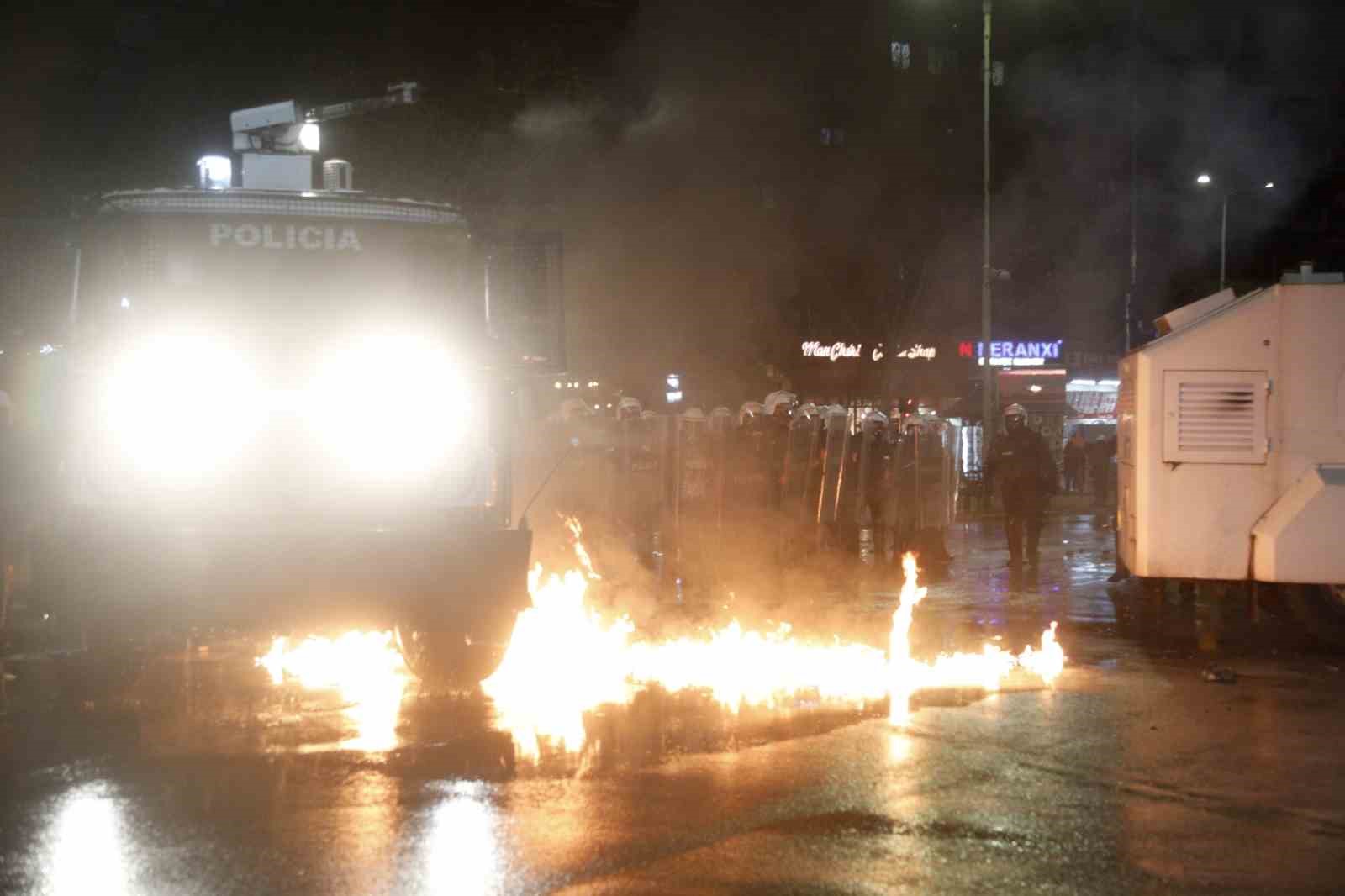 Arnavutluk’ta hükümet karşıtı protestocular ile polis arasında çatışma

