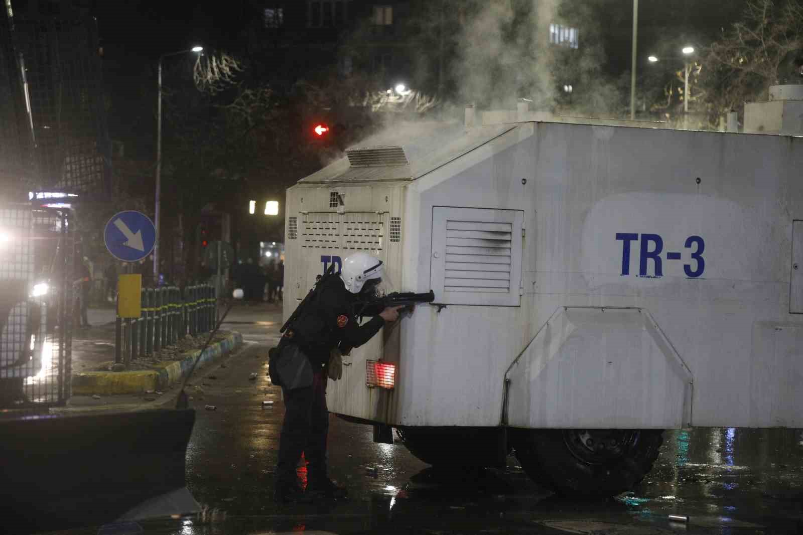 Arnavutluk’ta hükümet karşıtı protestocular ile polis arasında çatışma
