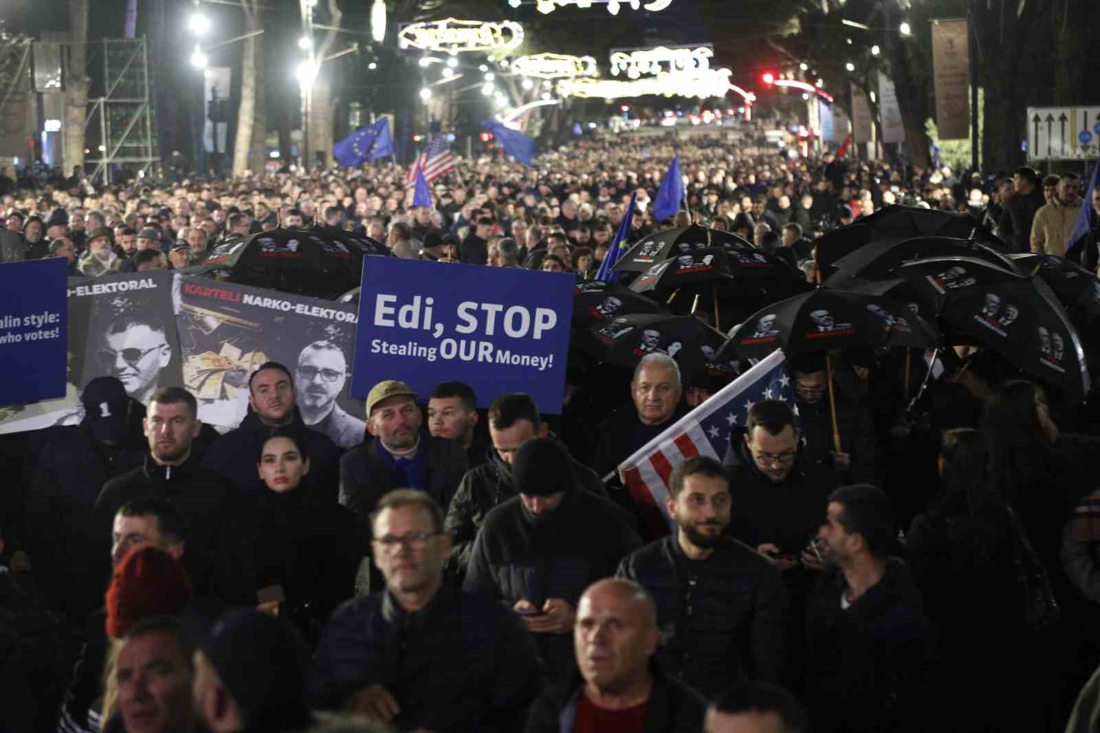 Arnavutluk’ta hükümet karşıtı protestocular ile polis arasında çatışma
