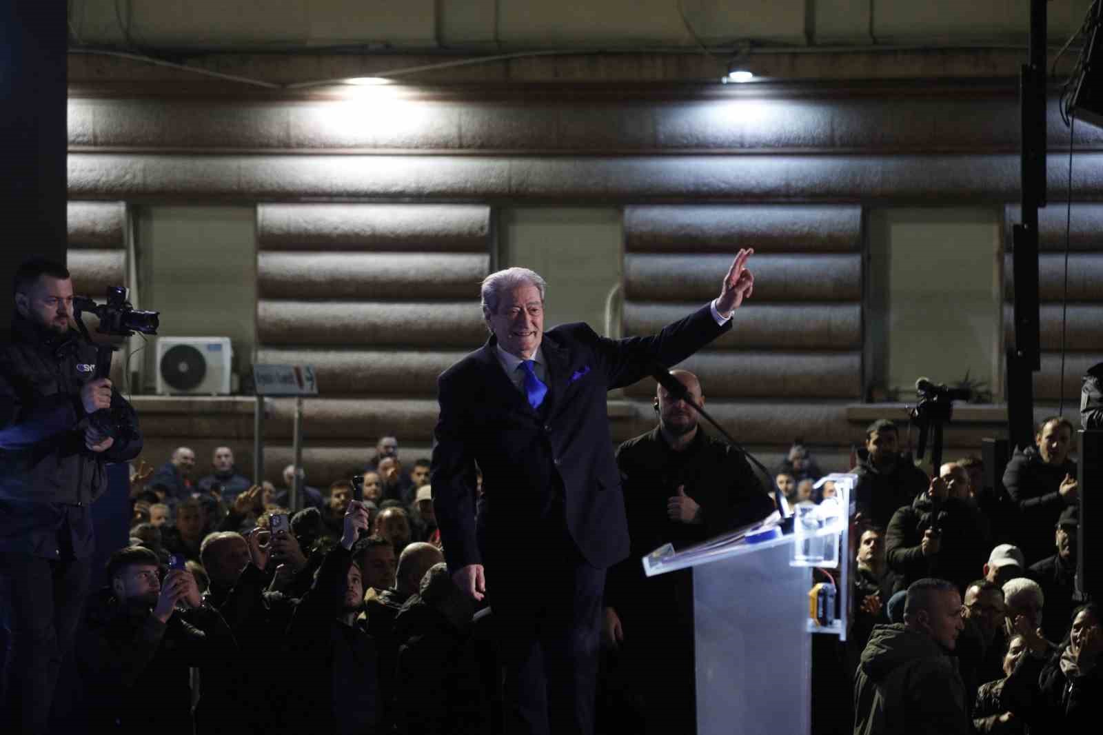 Arnavutluk’ta hükümet karşıtı protestocular ile polis arasında çatışma
