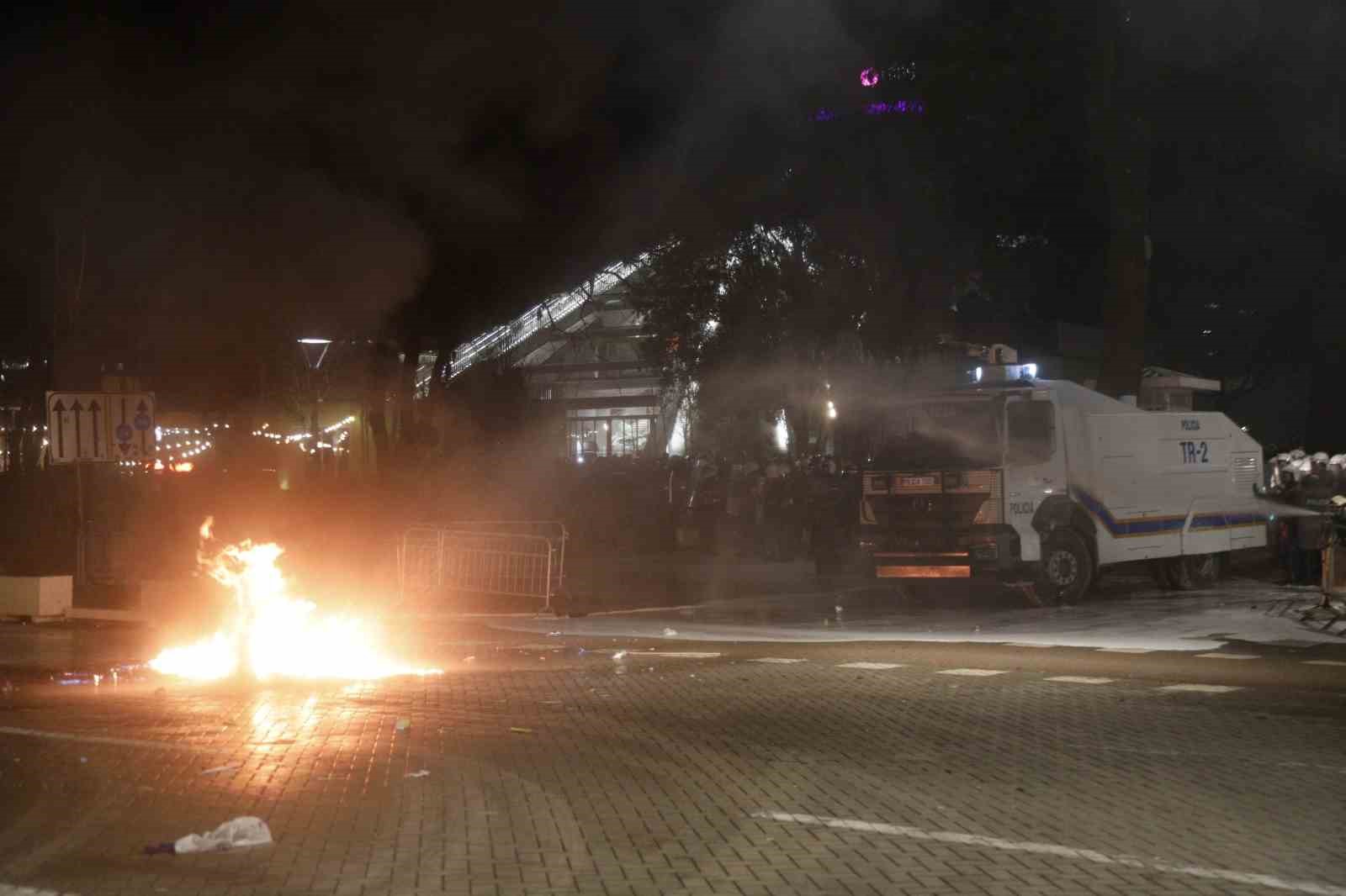 Arnavutluk’ta hükümet karşıtı protestocular ile polis arasında çatışma
