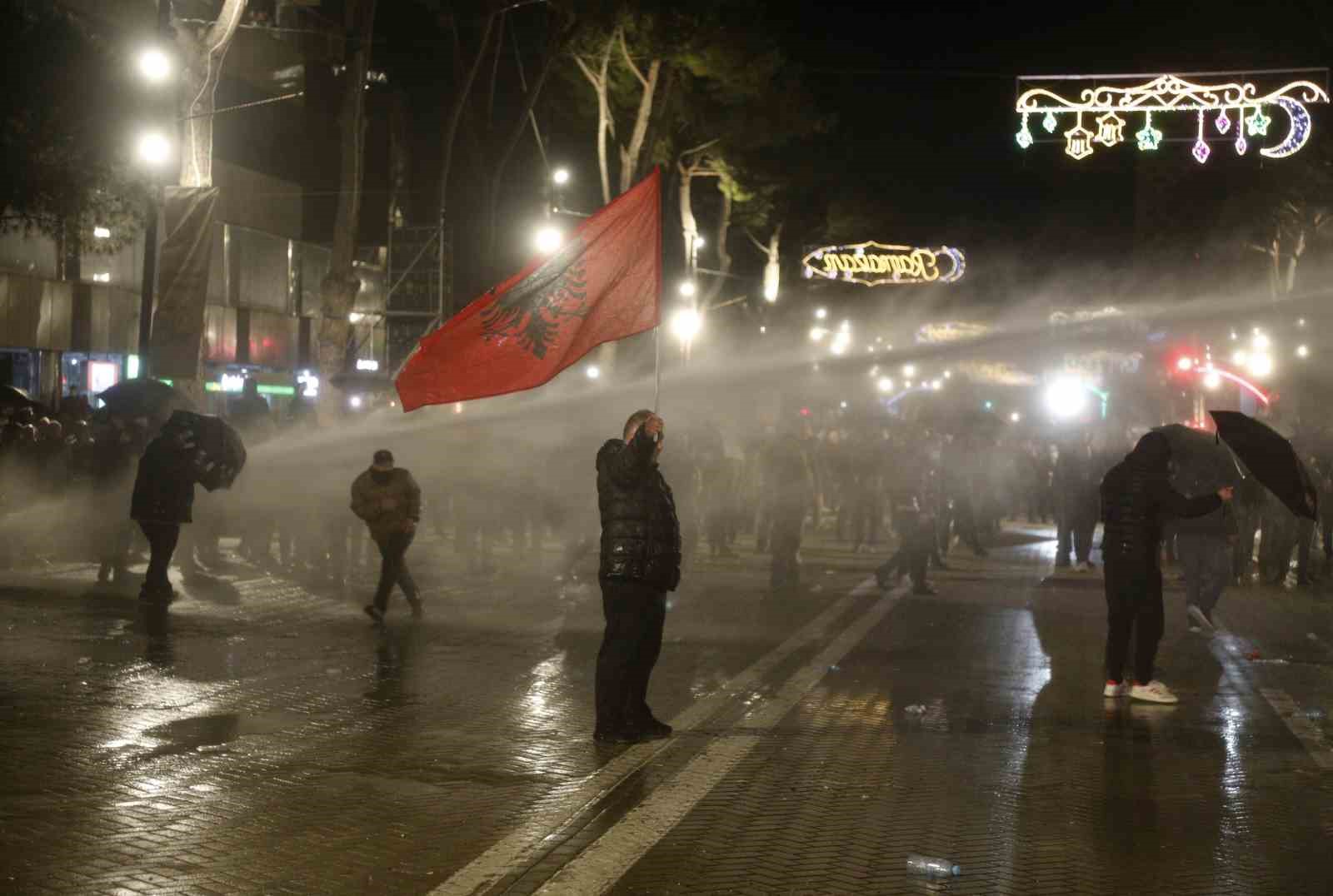 Arnavutluk’ta hükümet karşıtı protestocular ile polis arasında çatışma
