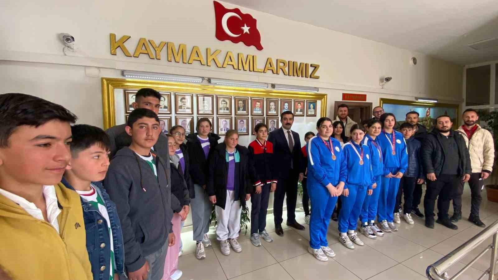 Arpaçay’da öğrencilerden gururlandıran tablo
