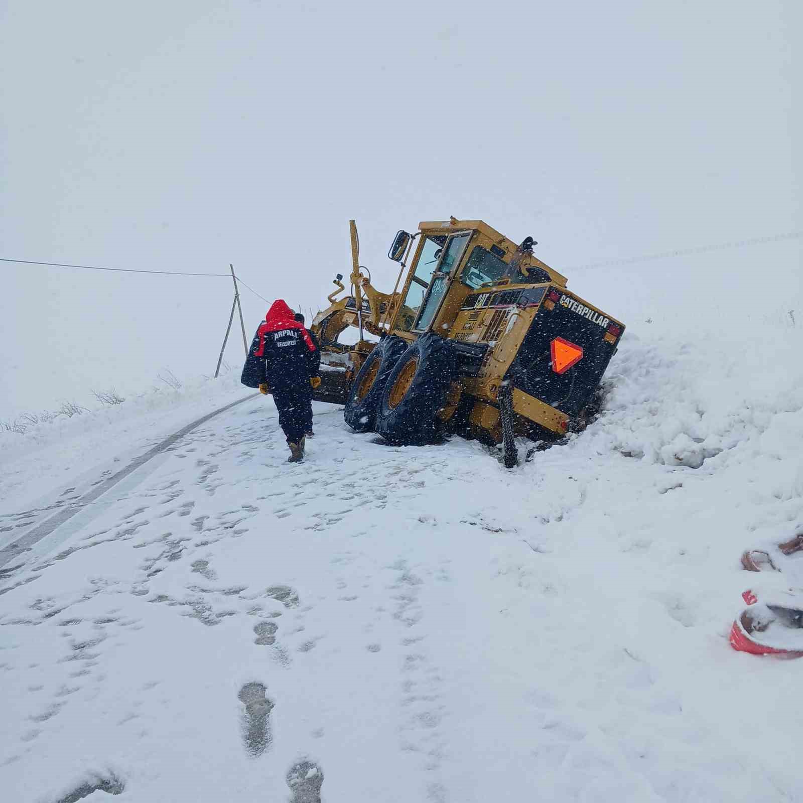Arpalı’da karla mücadele sırasında iş makinesi kara saplandı

