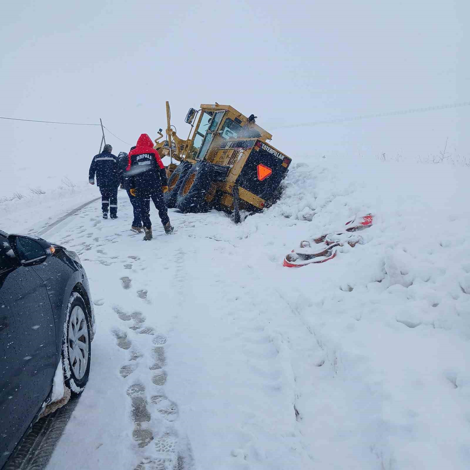 Arpalı’da karla mücadele sırasında iş makinesi kara saplandı
