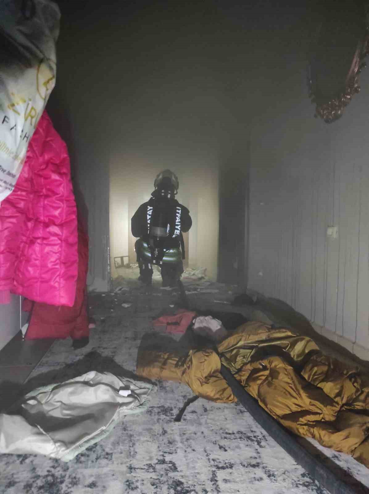 Arsuz’da ev alevlere teslim oldu
